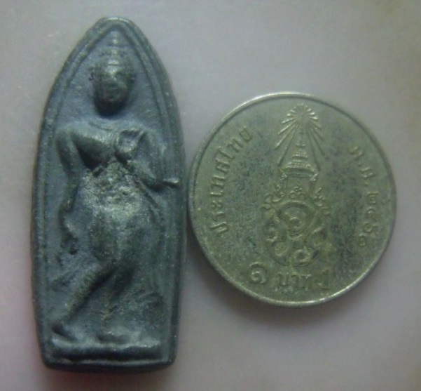 **เบา​ๆ​**พระปางลีลา เนื้อชินหลังลายผ้า เก่าๆ ไม่ทราบที่**เนื้อจัด สวยๆ เชิญชมครับ 