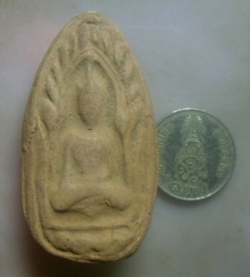 **เบา​ๆ​**พระขุนแผนไข่ผ่าซีก เนื้อดิน สวยๆ เก่า เนื้อจัด ไม่ทราบที่**เชิญชมครับ