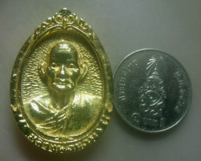 **เบาๆ**เหรียญหล่อรูปเหมือนอายุ ๘๖ ปี หลวงพ่อขอม วัดไผ่โรงวัว จ.สุพรรณบุรี**กะไหล่ทอง สวยๆ