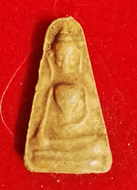 พระซุ้มกอ + พระผงสุพรรณ เนื้อดินมีตราปั้มด้านหลัง ไม่ทราบที่