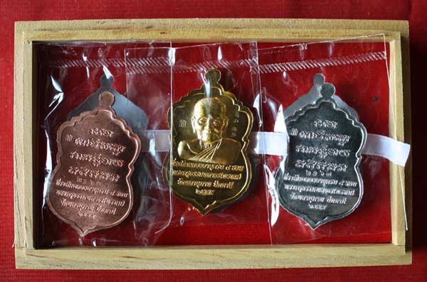 เหรียญเสมา กล่องของขวัญ รุ่นเททอง พ่อท่านพรหม วัด พลานุภาพ กล่องไม้หรูๆเดิมๆครับ 