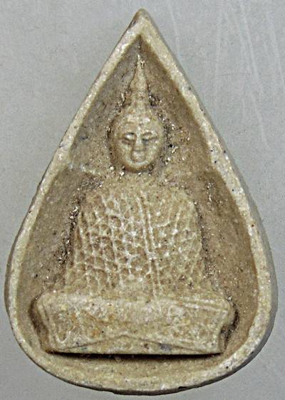 พระแก้วมรกต เนื้อผง หลัง ภปร. ปี 2530 พิธีมหาพุทธาภิเษก ณ พระอุโบสถ์ วัดบวรนิเวศวิหาร และ วัดพระศรีร