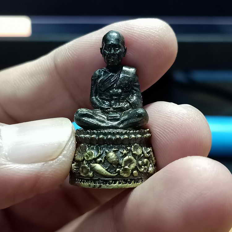 รูปหล่อฐานปูปลา รุ่นบารมี 88 หลวงพ่อรวย วัดมาบตาพุด จ.ระยอง องค์รมดำฐานซาติน ฝังตะกรุด 1 ดอก รก.9#54