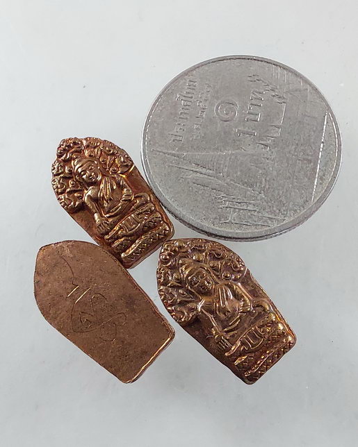 " ปรกใบมะขาม พระนาคปรกสะดุ้งมาร หลวงพ่อนวพล วัดหนองปรือ อ.ปักธงชัย จ.นครราชสีมา ปี 2559 ด้านหลัง จาร