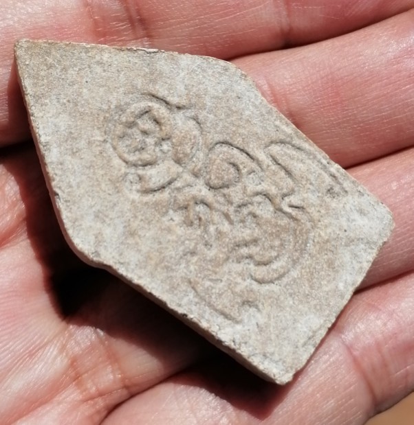 พระขุนแผนนั่งไก่คู่​ อุ้มกุมาร​ หลวงพ่อกวย​ วัดโฆษิตาราม​​ เนื้อผงพุทธคุณ ยุคต้น​ เคาะเดียว    