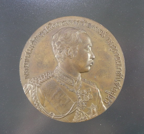 เหรียญ ร.5 ที่ระลึกวันปิยะมหาราช วัดเพลง ปี ๒๕๓๗ เส้นผ่านศูนย์กลาง 5 ซม. สวยครับ