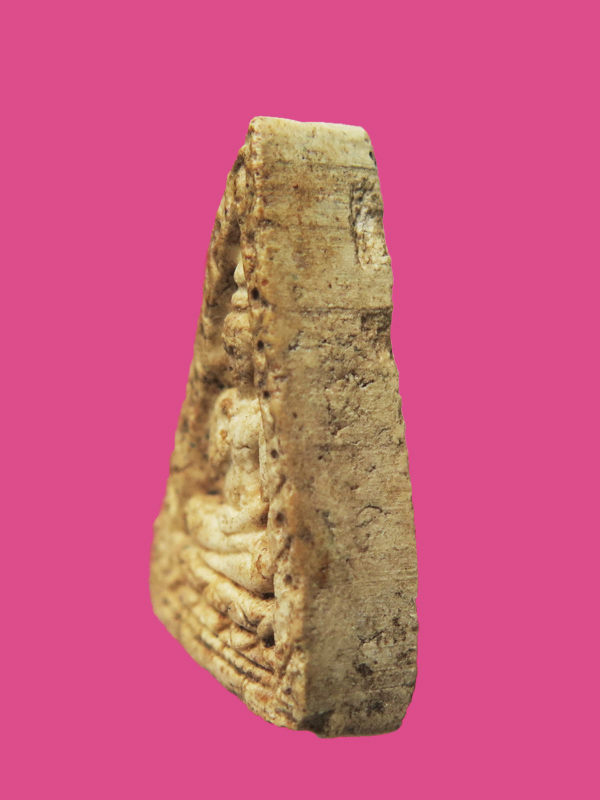 พระผงของขวัญ รุ่น 4 พระธรรมขันธ์ พิมพ์สามเหลี่ยม วัดปากน้ำ ปี 2514