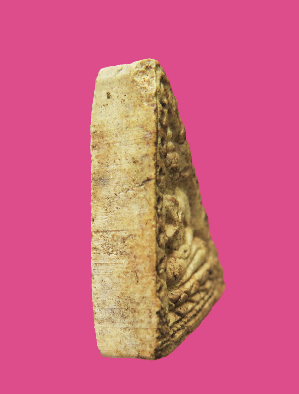 พระผงของขวัญ รุ่น 4 พระธรรมขันธ์ พิมพ์สามเหลี่ยม วัดปากน้ำ ปี 2514