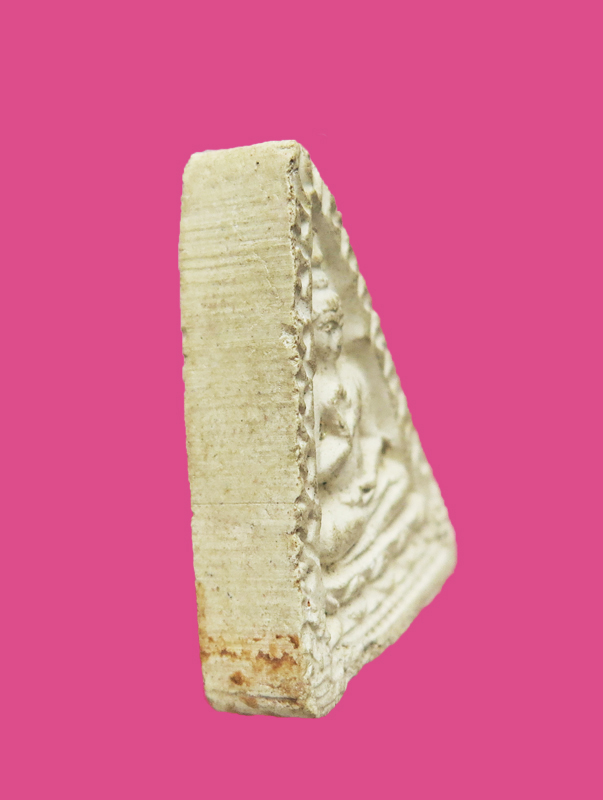 พระผงของขวัญ รุ่น 4 พระธรรมขันธ์ พิมพ์สามเหลี่ยม วัดปากน้ำ ปี 2514 องค์ที่ 2