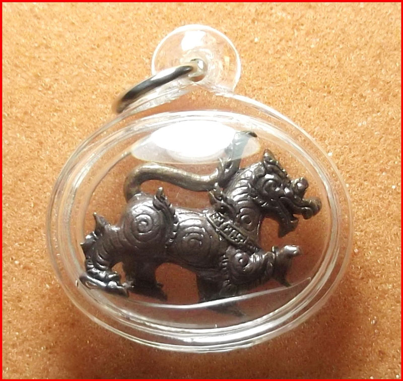 สิงห์ สิงหราช รุ่นแรก หลวงพ่อสืบ วัดสิงห์ จ.นครปฐม เนื้อโลหะผสม ปี 2552 พร้อมเลี่ยม-1