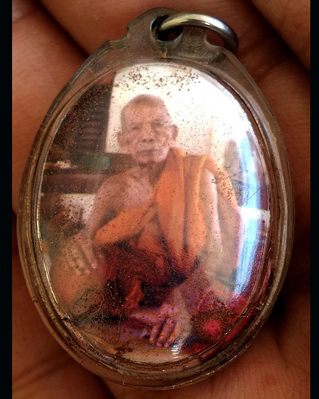 ล็อคเก็ตหลวงปู่ผาด วัดบ้านกรวด จ.บุรีรัมย์ บรรจุ เกศา ชานหมาก จีวร ครบ แถมตะกรุด 1 ดอก พร้อมแหนบก้าม