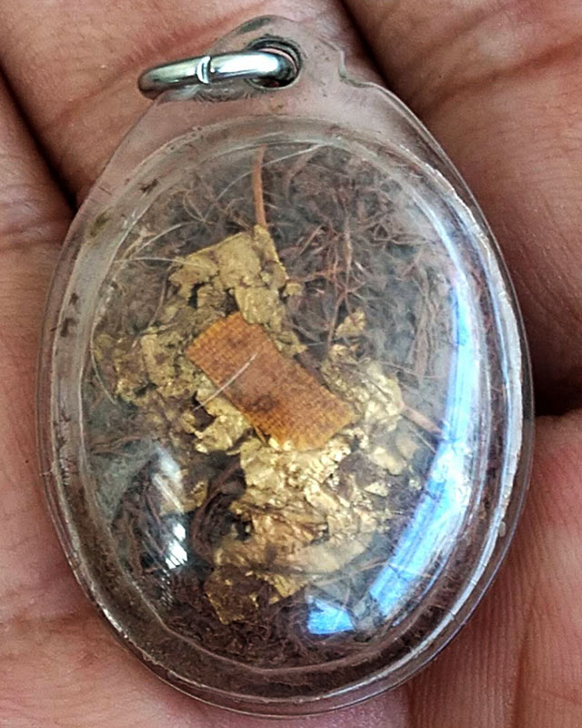 ล็อคเก็ตหลวงปู่ผาด วัดบ้านกรวด จ.บุรีรัมย์ บรรจุ เกศา ชานหมาก จีวร ครบ แถมตะกรุด 1 ดอก พร้อมแหนบก้าม