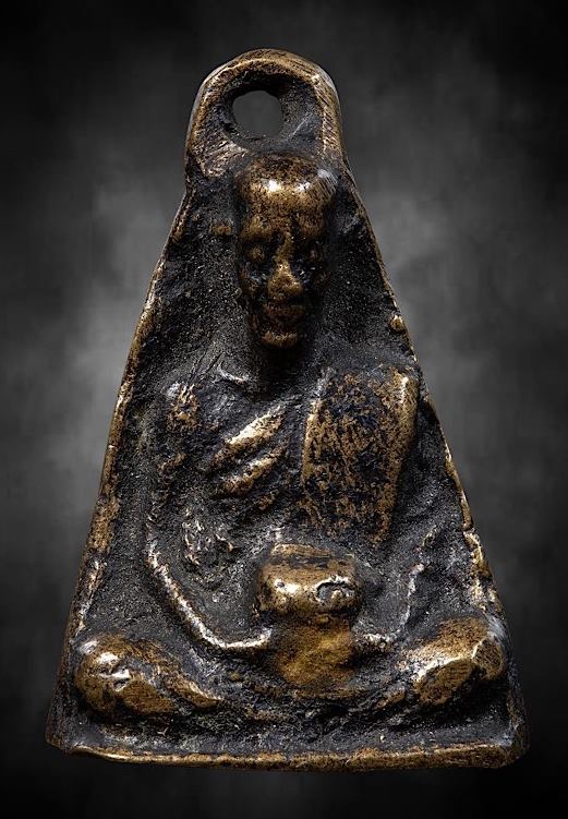 รูปหล่อโบราณระฆังเล็กสองหน้าอุ้มบาตร หลวงพ่อทบ-หลวงพ่อเขียน เนื้อทองเหลือง ออกวัดชนแดน ปี2505