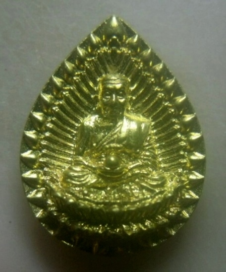 **เบาๆ**เหรียญหล่อพิมพ์หยดน้ำ หลวงปู่ทวด เหยียบน้ำทะเลจืด วัดช้างให้**หลังยันต์ กะไหล่ทอง สวยๆ