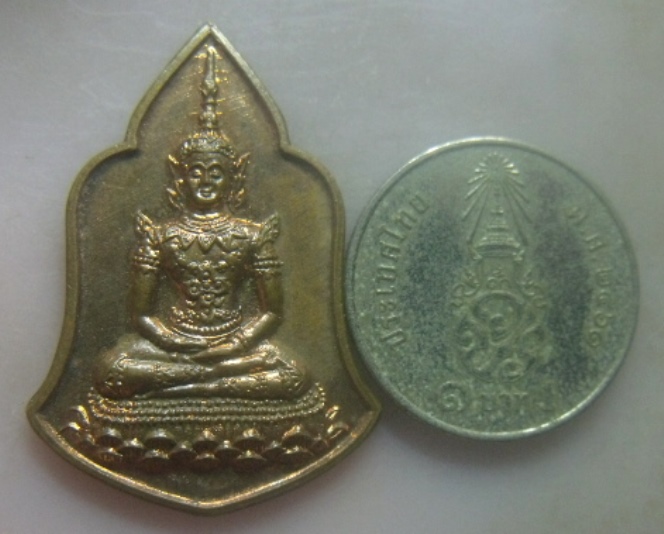 **เบา​ๆ​**เหรียญพระแก้วมรกต วัดไร่มะม่วงพระราชดำรัส ชะอำ จ.เพชรบุรี ปี ๒๕๔๙**สวยๆ 