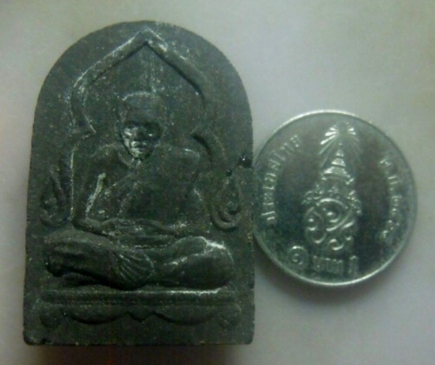 **เบาๆ**พระผงรูปเหมือนผสมว่าน พิมพ์ซุ้มกอ หลวงปู่สงฆ์ วัดเจ้าฟ้าศาลาลอย ปี ๒๕๑๕**หลังเพชรหน้าทั่ง