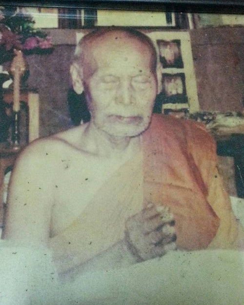 รูปถ่ายพ่อท่านมุ่ย วัดป่าระกำเหนือ อ.ปากพนัง จ.นครศรีธรรมราช ถ่ายตอนที่ท่านนั่งอธิฐานจิต ปลุกเสกวัตถ