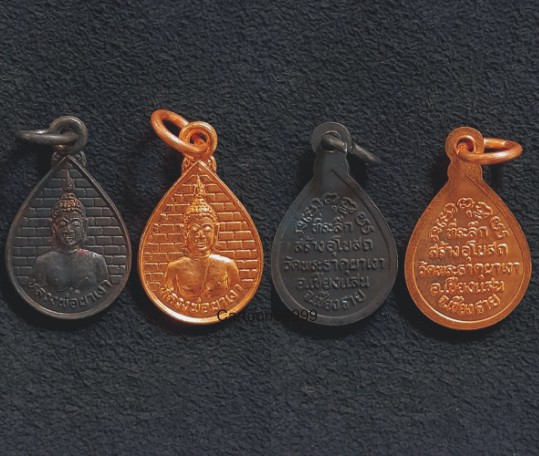 แพ็คคู่ ๒ เหรียญ เหรียญหลวงพ่อผาเงา วัดพระธาตุผาเงา เชียงรายครับ