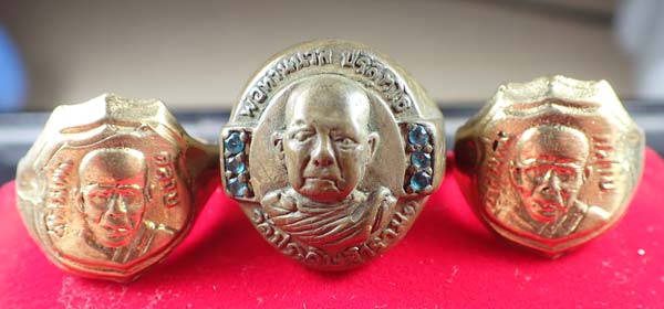 แหวนพ่อท่านคล้าย วัดสวนขัน ปี ๑๒ เนื้อทองเหลือง 2 องค์+แหวนพ่อท่านนวล วัดไสหร้าอีก 1 องค์*225