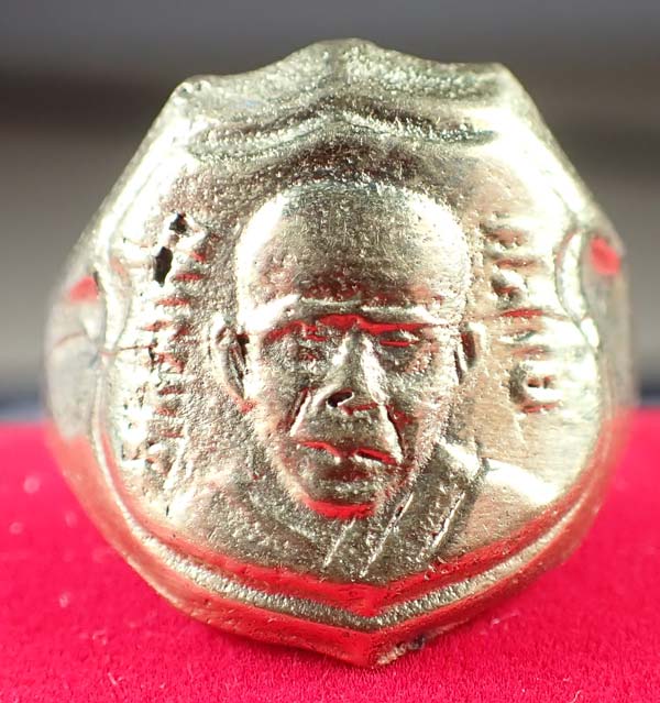 แหวนพ่อท่านคล้าย วัดสวนขัน ปี ๑๒ เนื้อทองเหลือง 2 องค์+แหวนพ่อท่านนวล วัดไสหร้าอีก 1 องค์*225