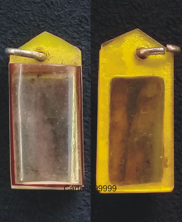 สาริกาคู่จิ๋ว หลวงพ่อเคน วัดถ้ำเขาอีโต้ ปราจีนบุรี  ไม้เแกะเก่า เลี่ยมวินเทจครับ