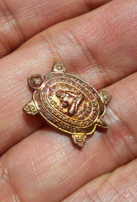 พญาเต่า รุ่นจิ๋วมหาเสน่ห์ หลวงปู่ปั่น กวิ่สุสโร วัดหนองกระทุ่ม จ.นครปฐม ปี 2564 เคาะเดียว   