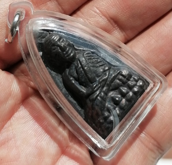 หลวงปู่ทวดพิมพ์หลังเตารีด ปี 05 วัดคอกหมู โค๊ดหมู 1 ตัว เลี่ยมพร้อมใช้ เคาะเดียว