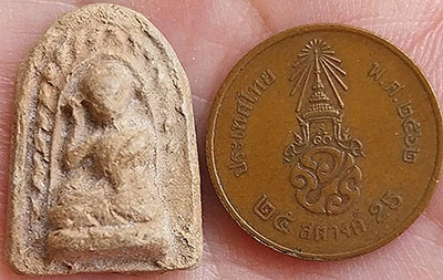 *พระมงคลมหาลาภ ปี๒๔๙๙ คุณแม่บุญเรือน วัดอาวุธฯ พิมพ์แม่นางกวัก ซุ้มโค้ง เนื้อดิน*