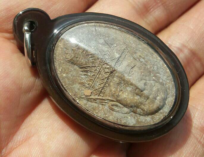 เศียรฤาษีพ่อแก่ หลวงปู่หงษ์ พรหมปัญโญ วัดเพชรบุรี จ.สุรินทร์ เนื้อผงผสมชานหมาก ปี 2537 เคาะเดียว  