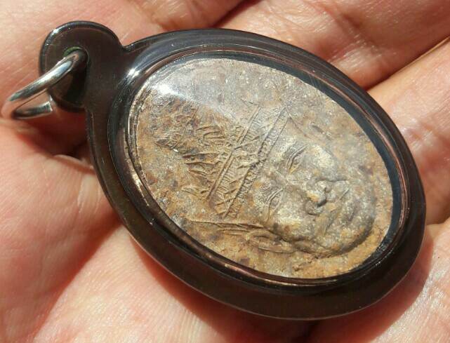 เศียรฤาษีพ่อแก่ หลวงปู่หงษ์ พรหมปัญโญ วัดเพชรบุรี จ.สุรินทร์ เนื้อผงผสมชานหมาก ปี 2537 เคาะเดียว  