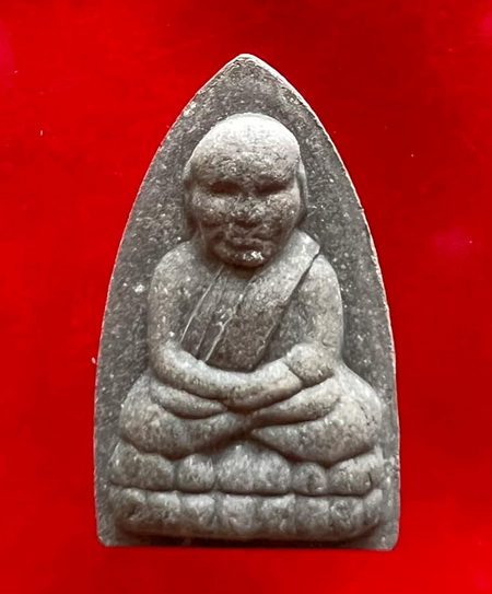 พระหลวงปู่ทวด พิมพ์ใหญ่ เนื้อดินผสมว่าน ด้านหลังตัวหนังสือช่วยใต้ รุ่นรักษ์แผ่นดินไทย พร้อมกล่องเดิม