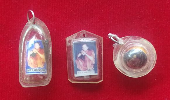 รวม 3 องค์ ภาพลูกนิมิตหลวงพ่อคูณ วัดบ้านไร่ ตะกรุดกลุ่ม 7ดอก สายสิญจน์ และ ตะกรุด 3กษัตริย์   