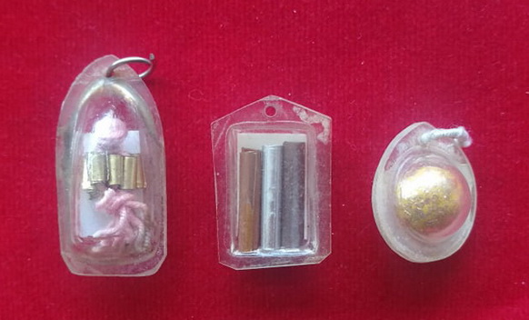 รวม 3 องค์ ภาพลูกนิมิตหลวงพ่อคูณ วัดบ้านไร่ ตะกรุดกลุ่ม 7ดอก สายสิญจน์ และ ตะกรุด 3กษัตริย์   