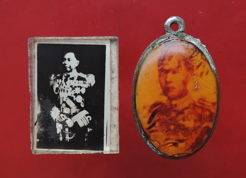 รูปถ่ายเก่า และ ล็อกเก็ตเก่า เสด็จเตี่ยกรมหลวงชุมพร และหลวงปู่ศุข วัดปากคลองมะขามเฒ่า รวม 2 องค์