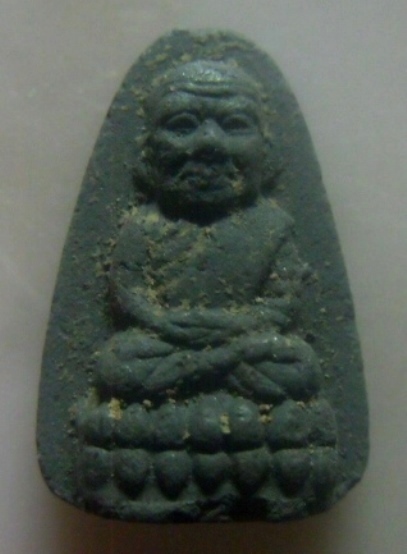 **เบาๆ**หลวงปู่ทวดเนื้อว่าน พิมพ์พระรอด หลังฝังเพชรหน้าทั่ง ไม่ทราบที่**สวยๆ