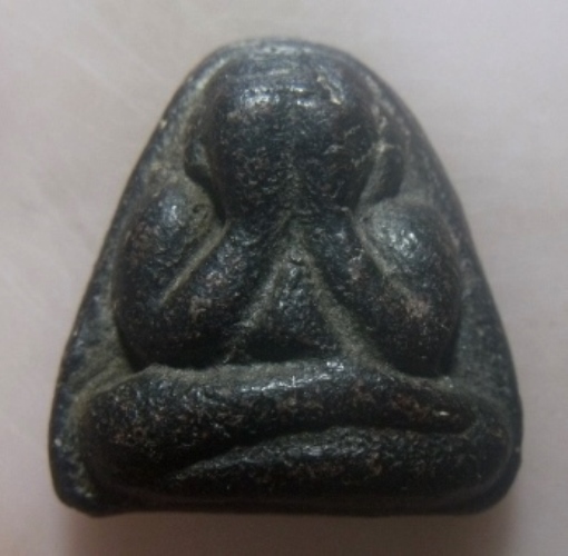 **เบาๆ**พระปิดตาหลังแบบ เนื้อผงคลุกรัก หนึกนุ่ม เก่าๆ ไม่ทราบที่**เนื้อจัด สวยๆ เชิญชมครับ