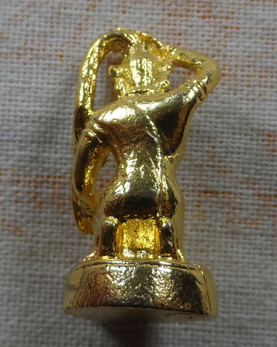 รูปหล่อพระแม่ธรณีบีบมวยผม