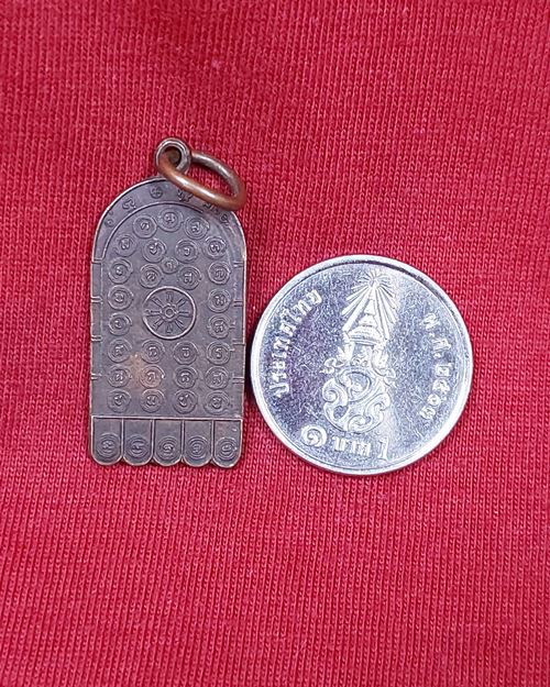 เหรียญรอยพระพุทธบาท วัดท่าไม้ จ.สมุทรสาคร ปี2537 (เหรียญที่1)