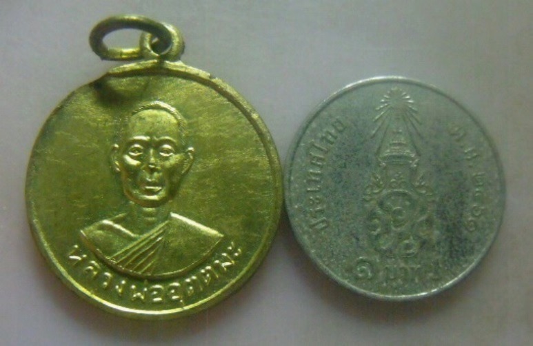 **เบา​ๆ​**เหรียญหลวงพ่ออุตตมะ วัดวังก์วิเวการาม จ.กาญจนบุรี ปี ๒๕๑๑**กะไหล่ทอง สวยๆ เชิญชมครับ