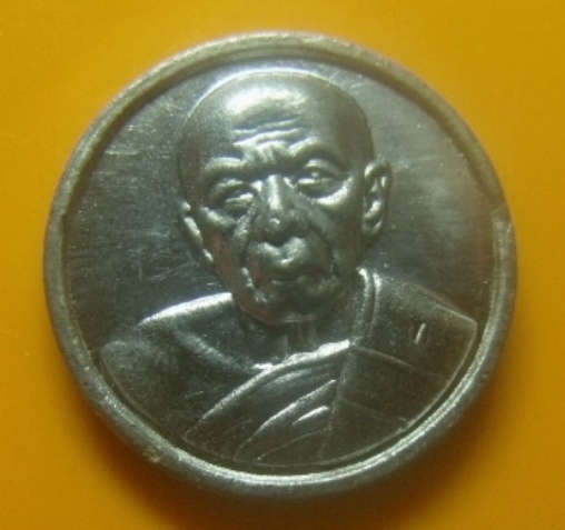 **เบาๆ**เหรียญขันน้ำมนต์เล็ก หลวงปู่ทิม วัดละหารไร่ เนื้อตะกั่ว ปี ๒๕๕๓**ตอกโค้ด สวยๆ