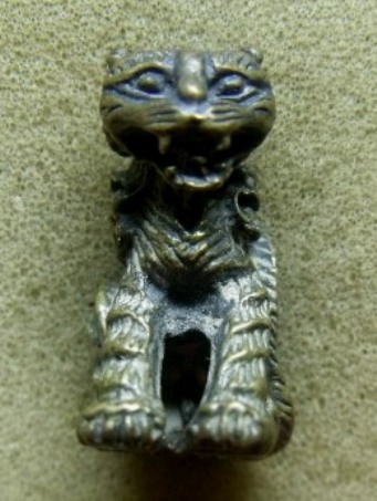 **เบา​ๆ​**เสือหล่อโบราณ มียันต์รอบองค์ เนื้อทองผสม สวยๆ ไม่ทราบที่**เชิญชมครับ