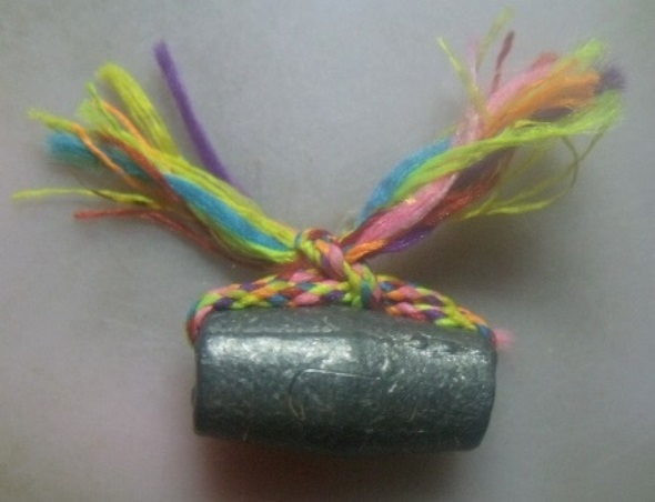 **เบา​ๆ​**ลูกสะกดเนื้อชินตะกั่ว พันด้ายสายสิญจน์ ๗ สี มีจารยันต์ ไม่ทราบที่**สวยๆ เชิญชมครับ