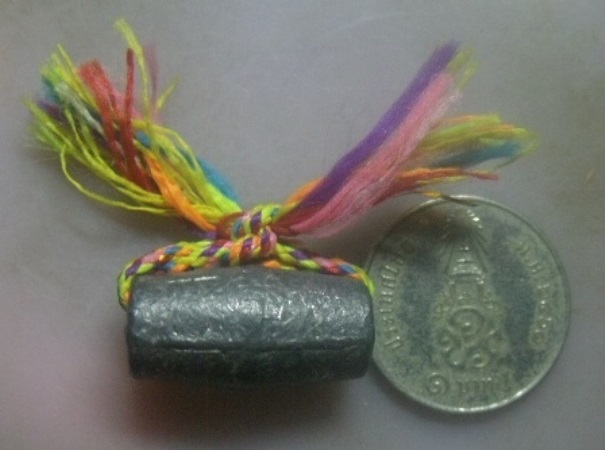 **เบา​ๆ​**ลูกสะกดเนื้อชินตะกั่ว พันด้ายสายสิญจน์ ๗ สี มีจารยันต์ ไม่ทราบที่**สวยๆ เชิญชมครับ