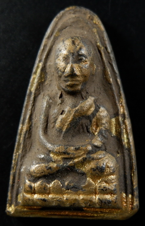 พระหลวงปู่ทวดพิมพ์เตารีดเนื้อว่านดินลงรักปิดทอง พระครูใบฎีกาขาว วัดช้างให้ จ.ปัตตานี ปี 2513 สวยครับ