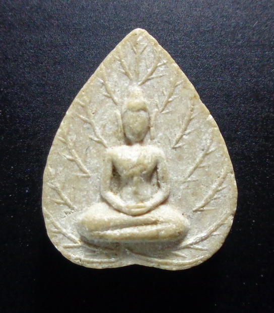 พระผงกลีบบัว หลวงพ่อคูณ วัดบ้านไร่ จ.นครราชสีมา ปี17 สวยครับ