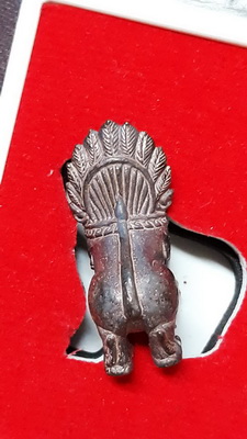 สิงห์ขอม รุ่นแรก มงคลบารมี หลวงปู่แวนกาย พันธสาโร วัดอำปึล ประเทศกัมพูชา เนื้อนวะ สร้าง 599 องค์ครับ