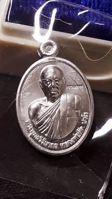 เหรียญเม็ดแตงรุ่นแรกหลวงพ่อตัดเนื้อดีบุกกรรมการ+เหรียญแจกทาน สวยเดิมหายากครับ