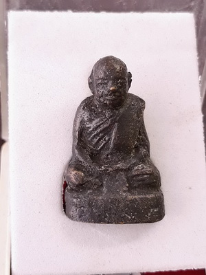 รูปหล่อหลวงพ่อเปลี่ยน วัดละหาร รุ่นแรกปี2519 เนื้อทองผสมรมดำ สวยเก่าเดิมรุ่นประสบการณ์