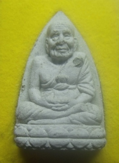 **เบาๆ**หลวงปู่ทวด เหยียบน้ำทะเลจืด เนื้อผงว่าน ๙๐ ปี คณะราษฎร์ ปี ๒๕๔๒**พร้อมกล่องเดิม