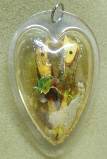 **เบา​ๆ*​*สาริกามหาลาภ เนื้อไม้แกะ พร้อมเลี่ยมในน้ำมันจันทน์ สวยๆ ไม่ทราบที่**เมตตา มหานิยม โชคลาภ